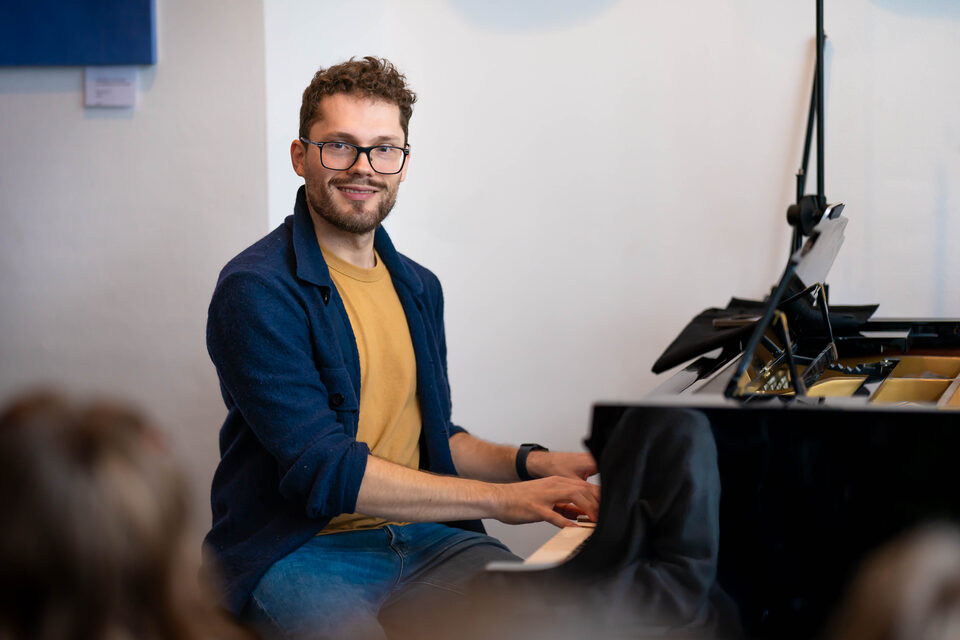 Adrian Goldner am Flügel im Workshop